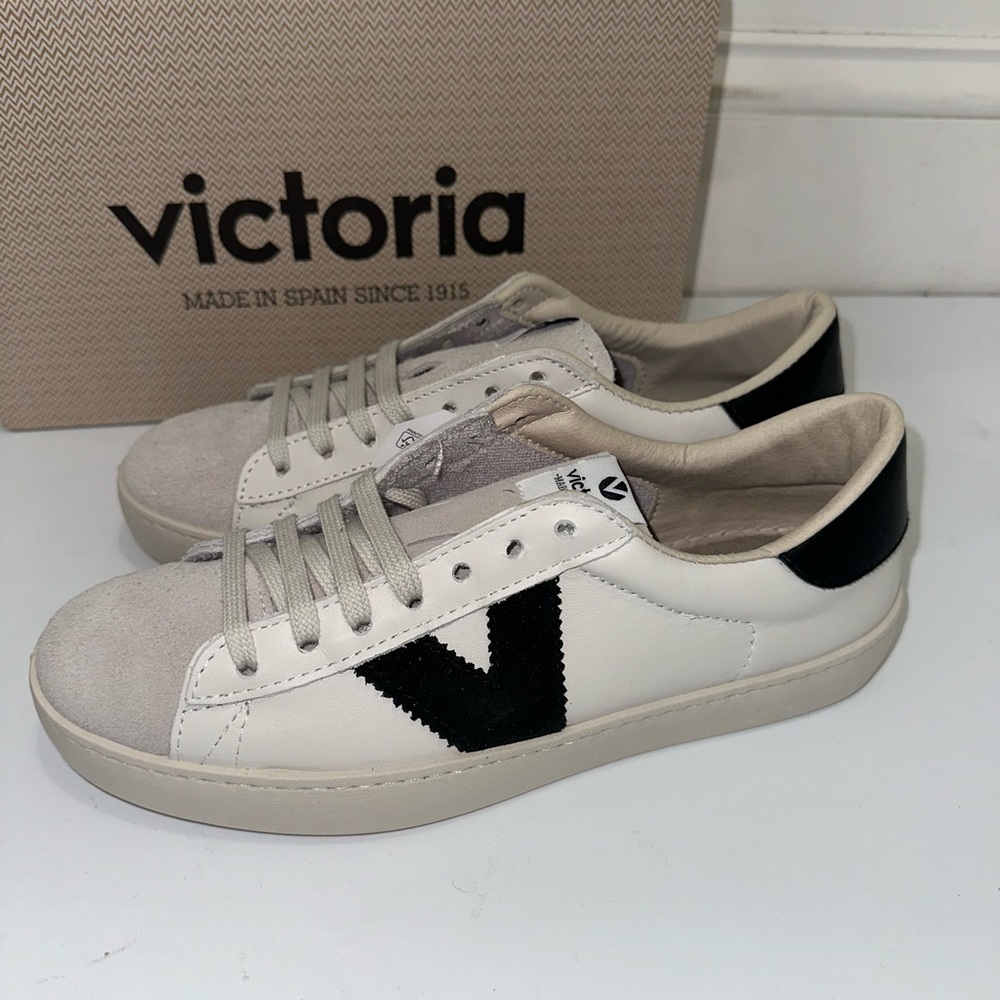 Victoria Sneakers BNIB “Negro”